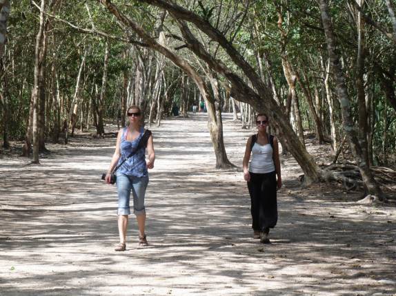 Junto com a Val, caminhando pelas longas alamedas de Cobá, antiga cidade maya na península do Yucatán, no México